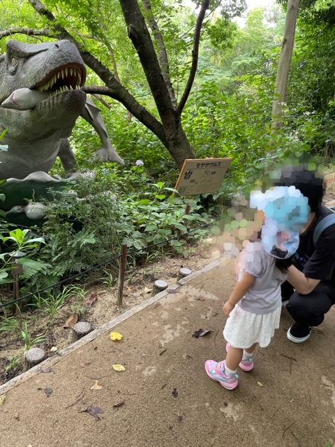 ディノランド内のモササウルスに興奮する娘の写真