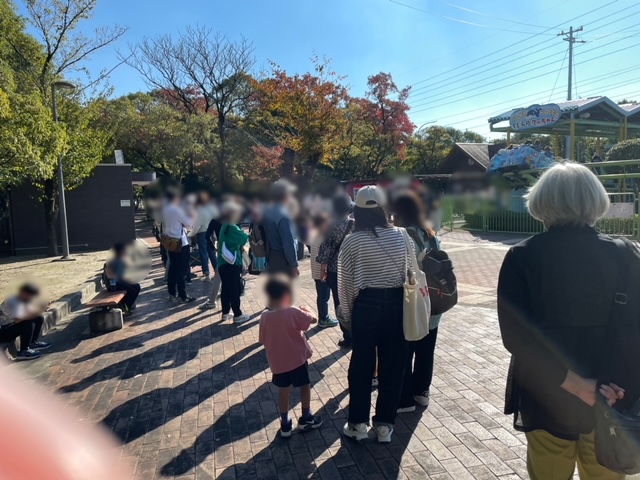 土日祝のアトラクションでの並びの様子の写真