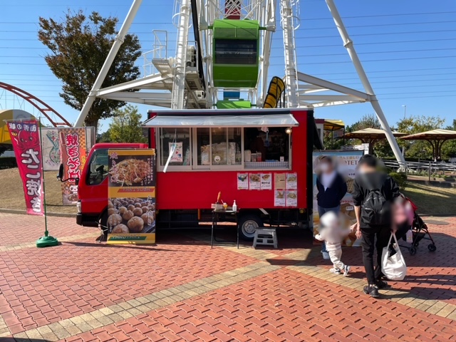 たこ焼きや焼きそばを販売するキッチンカーの写真