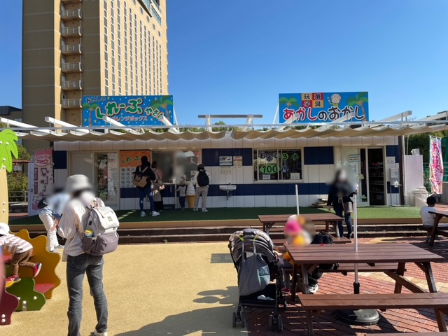 明石公園内のクレープ屋さんと駄菓子屋さんの写真