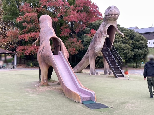 大高緑地公園恐竜広場の恐竜型すべり台の写真