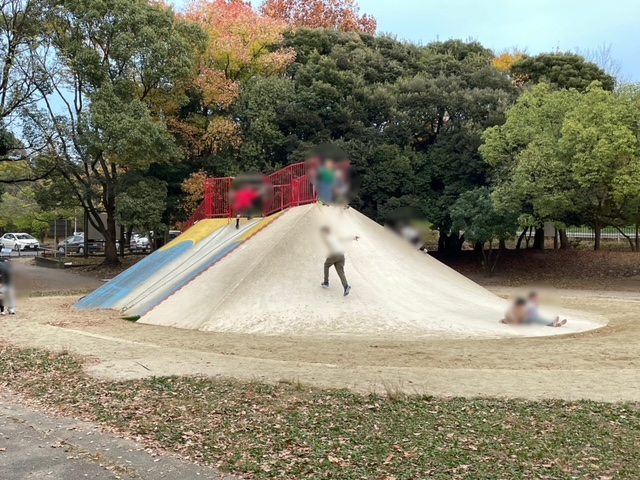 恐竜広場の山型すべり台の写真