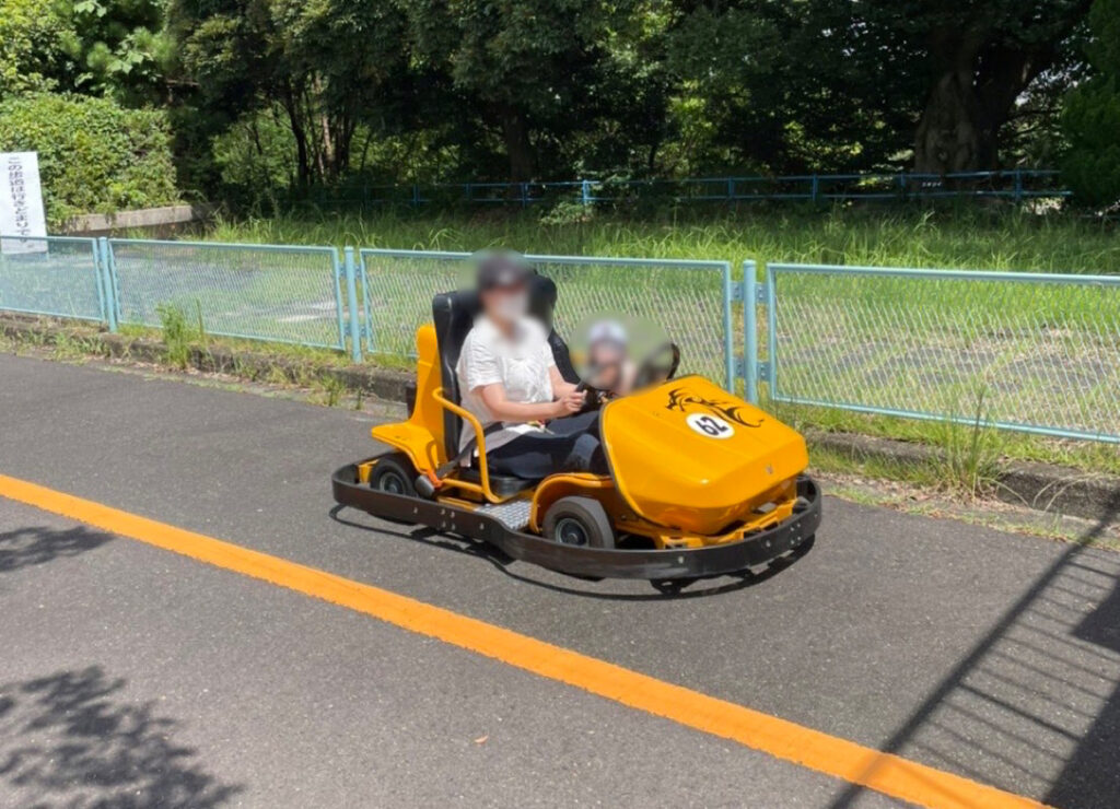 大高緑地公園（交通公園）のゴーカートに乗ってはしゃぐ娘の様子の写真